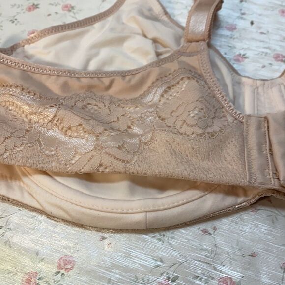 Wacoal underwire peach colored lace trim bra - Picture 3 of 4